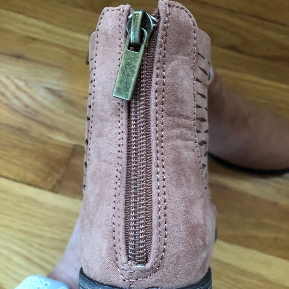 π€ Faux Suede Cutout Accent Ankle Boots π€ - Picture 12 of 14